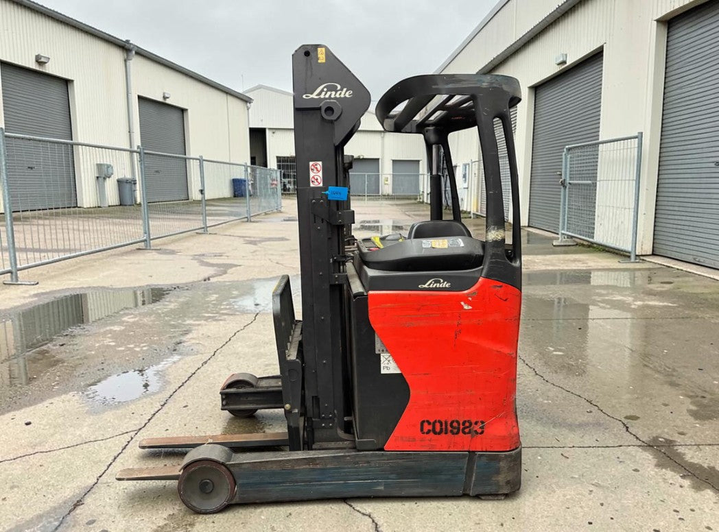 **(INCLUDES CHARGER)** 2015 LINDE R16-01 ELECTRIC FORKLIFT SIDE SHIFT