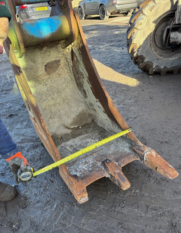 HEAVY-DUTY 18-INCH DIGGING BUCKET WITH 80MM PINS
