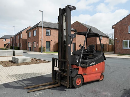 **(INCLUDES CHARGER)** 2006 LINDE E20-02-000 ELECTRIC 4-WHEEL FORKLIFT