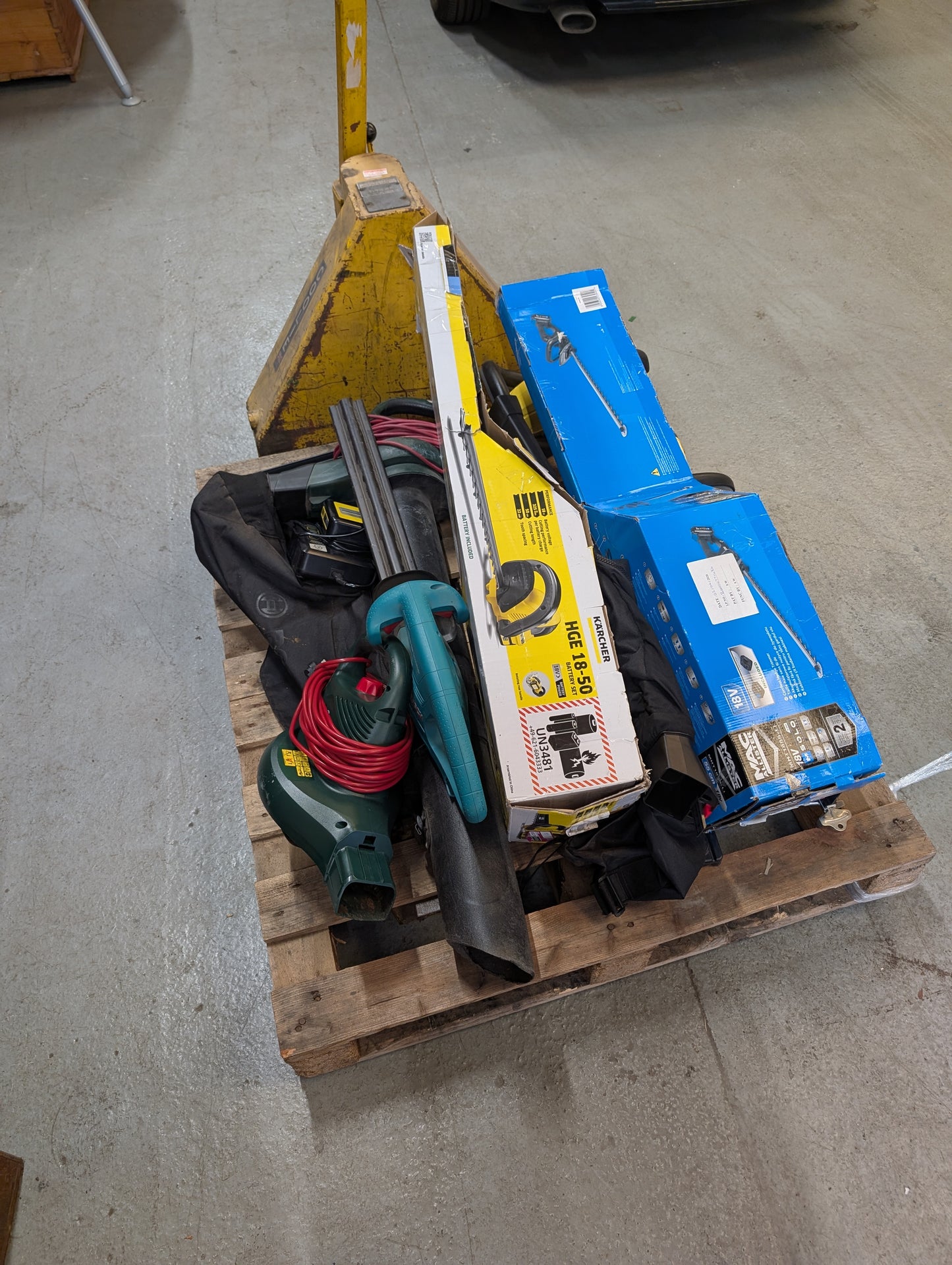 PALLET OF GARDEN TOOLS AND VARIOUS ITEMS