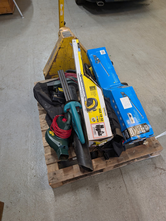 PALLET OF GARDEN TOOLS AND VARIOUS ITEMS