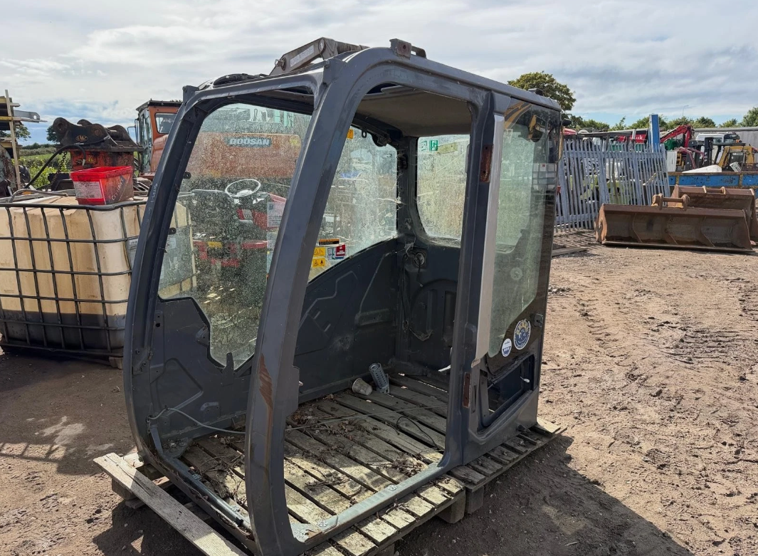 HITACHI EXCAVATOR / DIGGER CAB