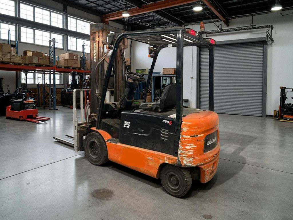 **(INCLUDES CHARGER)**DOOSAN B25X-5 – 4 WHEEL ELECTRIC FORKLIFT