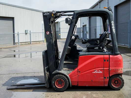 **(INCLUDES CHARGER)** 2006 LINDE E20PH-01 2T ELECTRIC FORKLIFT