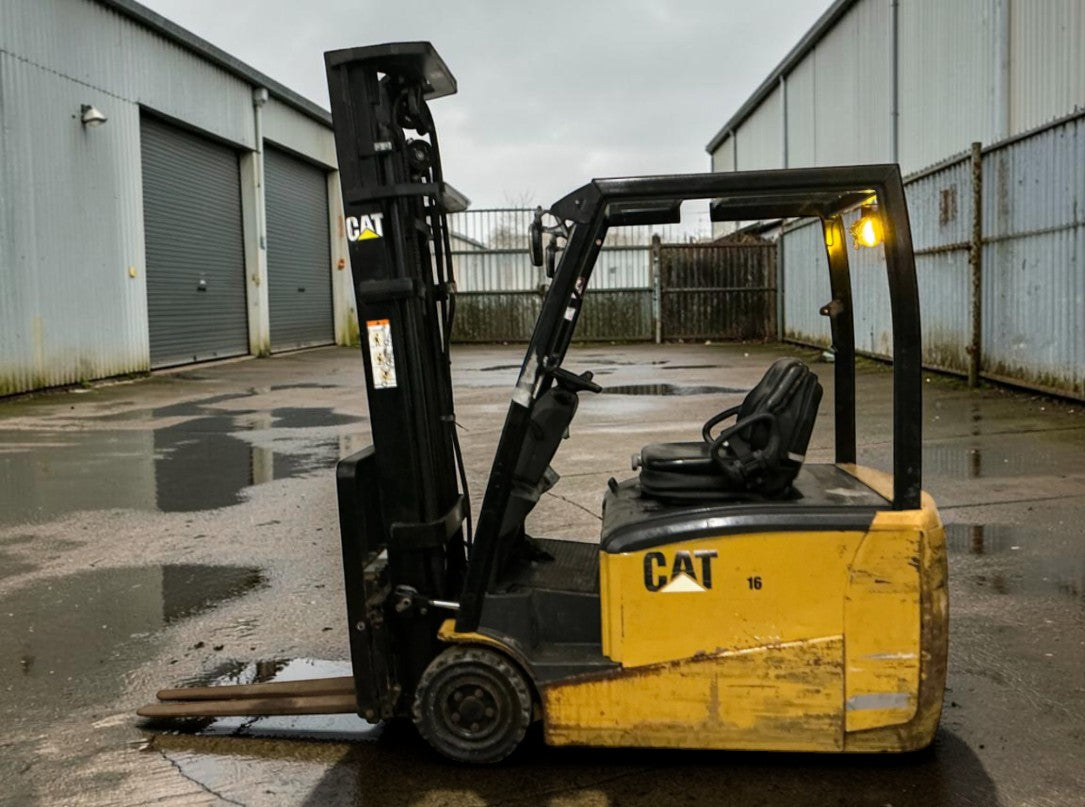 **(INCLUDES CHARGER)** 2013 CAT LIFT TRUCKS EP16PNT ELECTRIC FORKLIFT