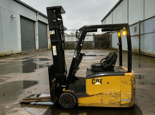 **(INCLUDES CHARGER)** 2013 CAT LIFT TRUCKS EP16PNT ELECTRIC FORKLIFT