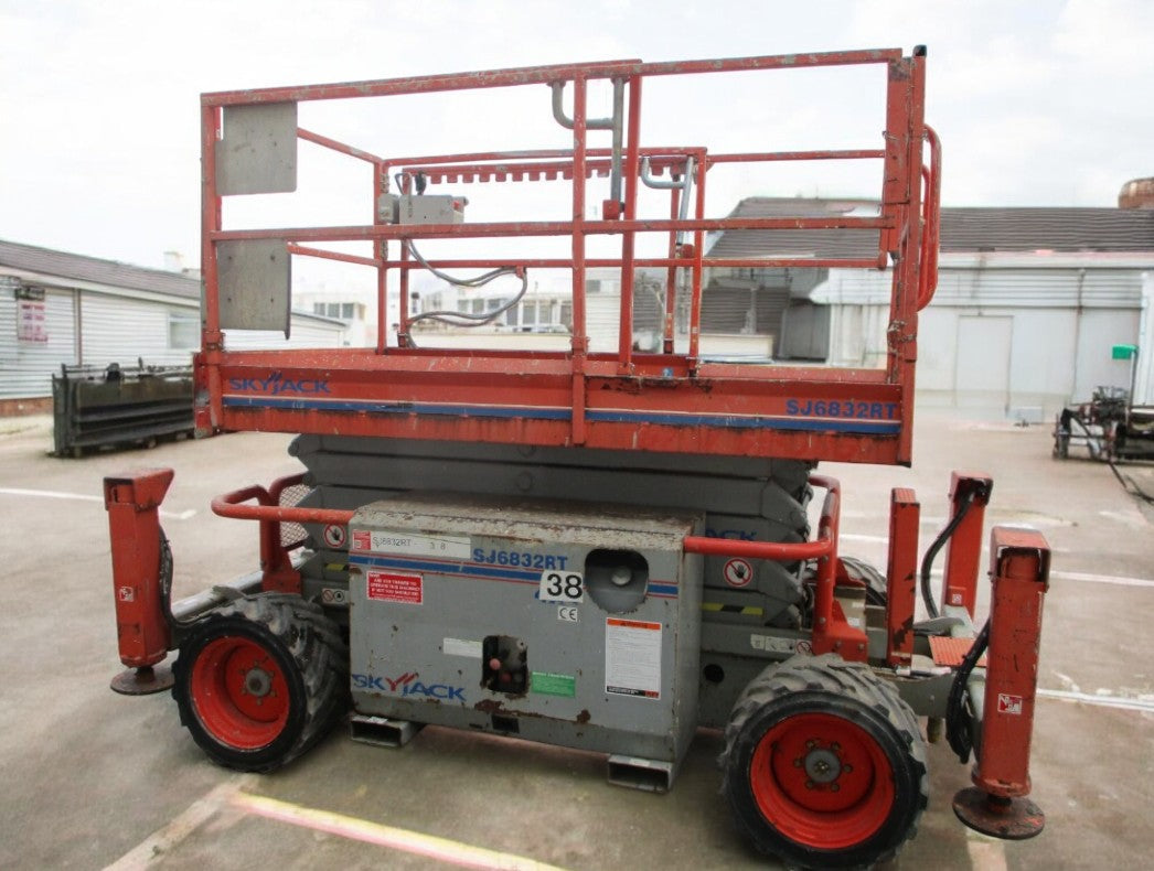 2011 SKYJACK SJ6832 SCISSOR LIFT