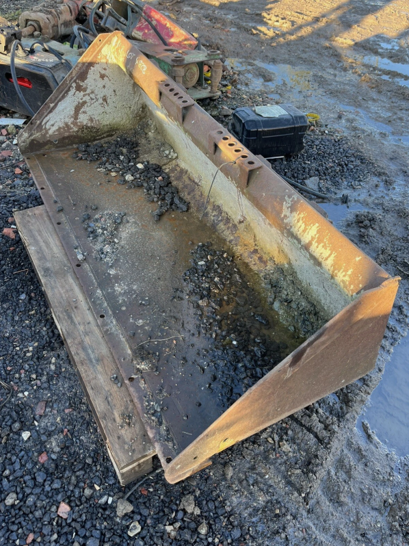 SKIDSTEER BUCKET FOR BOBCAT LOADER
