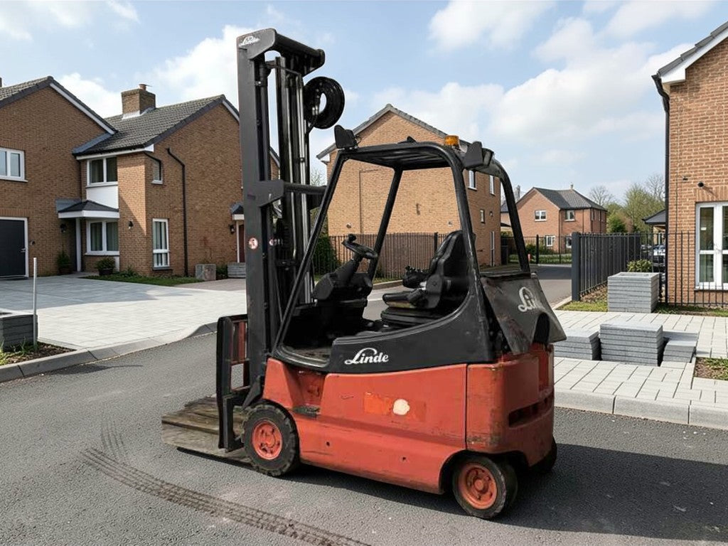 **(INCLUDES CHARGER)** 2006 LINDE E20-02-000 ELECTRIC 4-WHEEL FORKLIFT