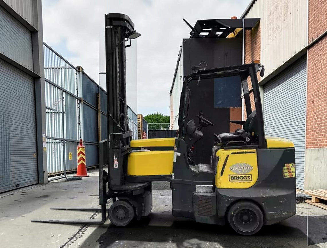 **(INCLUDES CHARGER)** 2015 AISLE MASTER 25WE