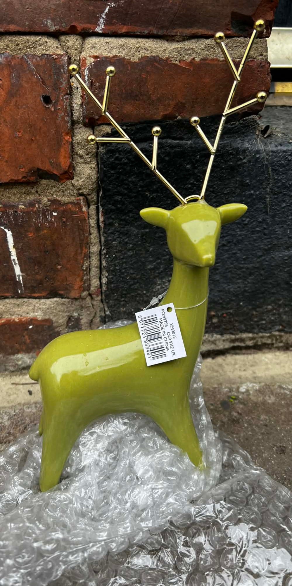 10X DEER NECKLACE STANDS AND 10X 3X PALS OF BRUSHES
