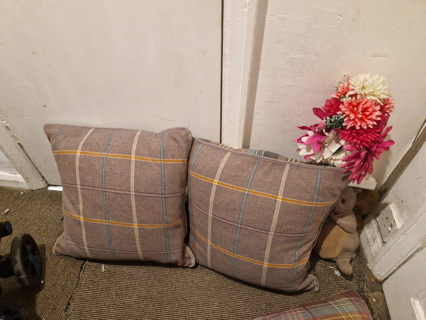 PALLET OF SOFT FURNISHINGS AND LIGHTING