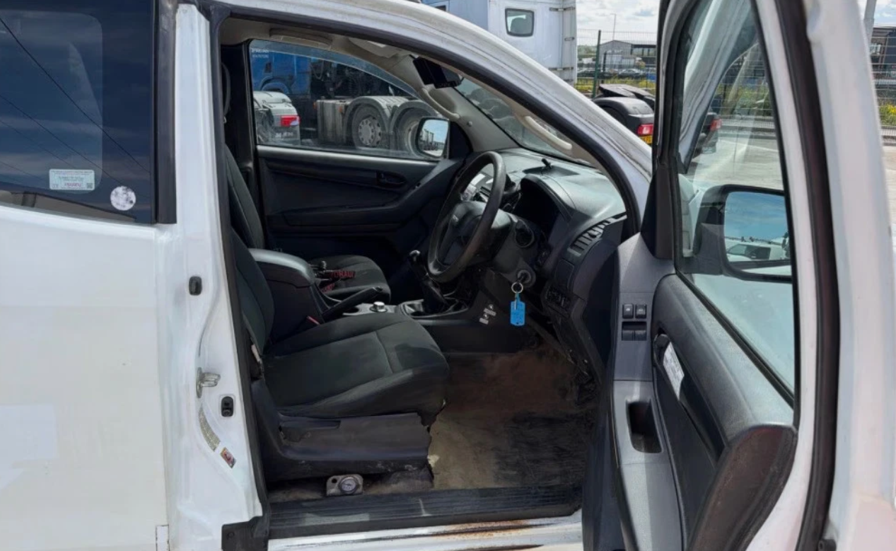 **(ONLY 116K MILEAGE)** 2017 ISUZU D-MAX 1.9 DIESEL MANUAL PICK UP, WHITE