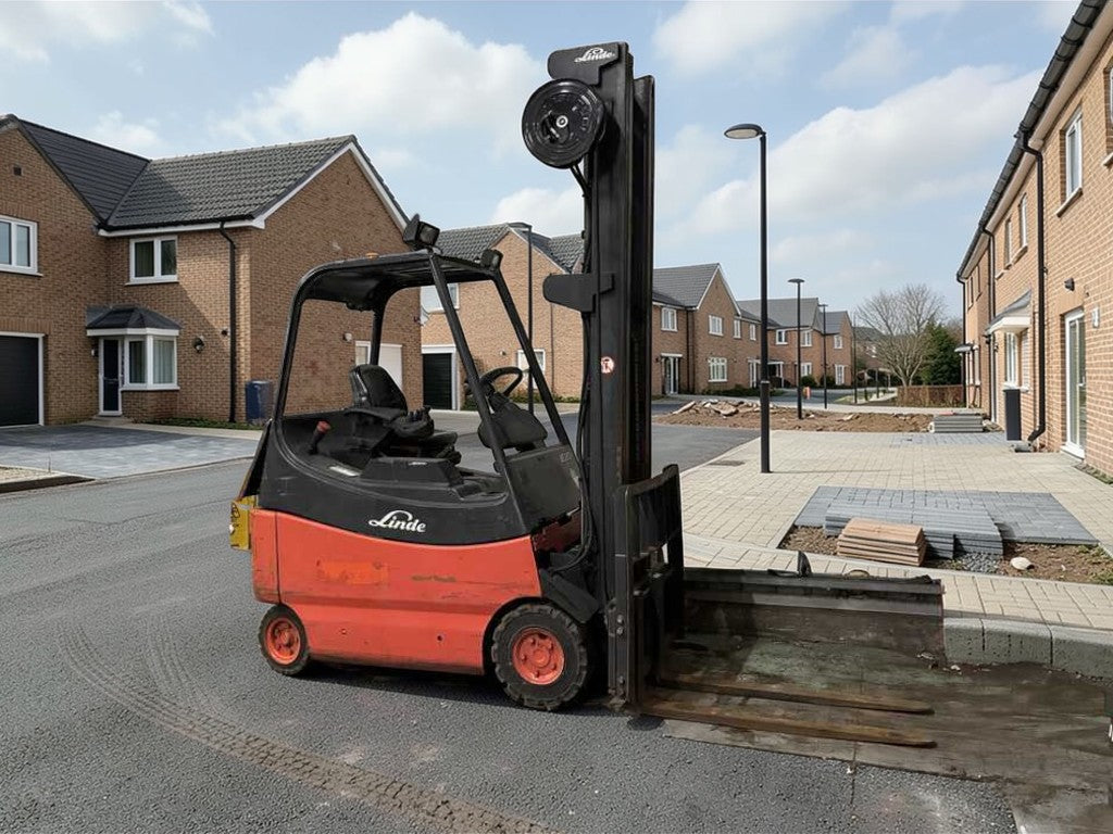 **(INCLUDES CHARGER)** 2006 LINDE E20-02-000 ELECTRIC 4-WHEEL FORKLIFT
