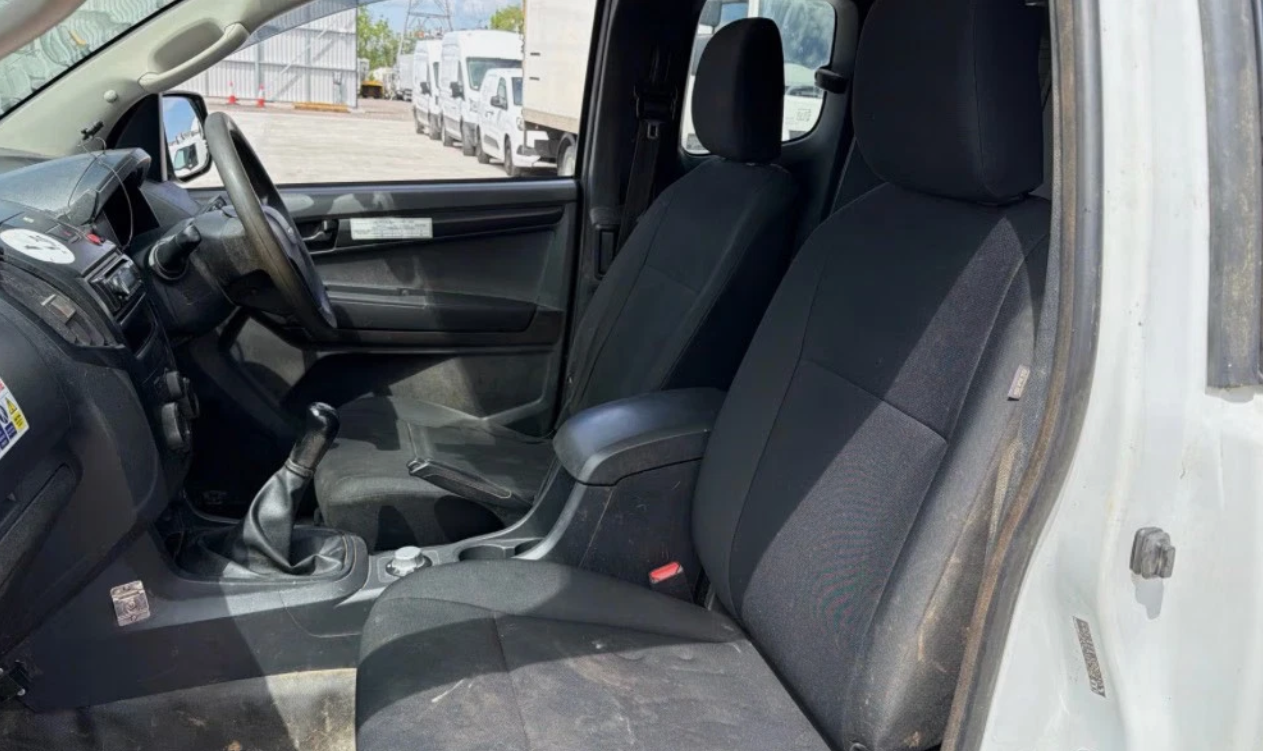 **(ONLY 116K MILEAGE)** 2017 ISUZU D-MAX 1.9 DIESEL MANUAL PICK UP, WHITE