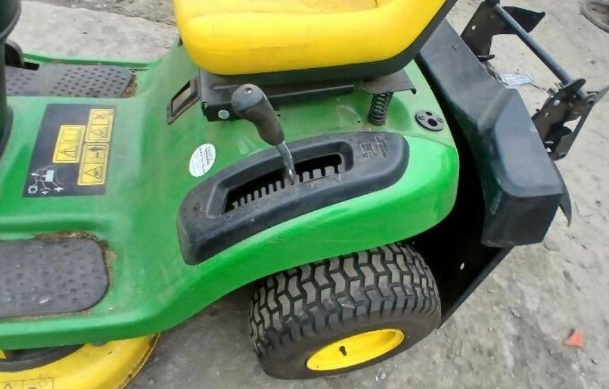 JOHN DEERE X135R - LAWNMOWER TRACTOR >>--NO VAT ON HAMMER--<<