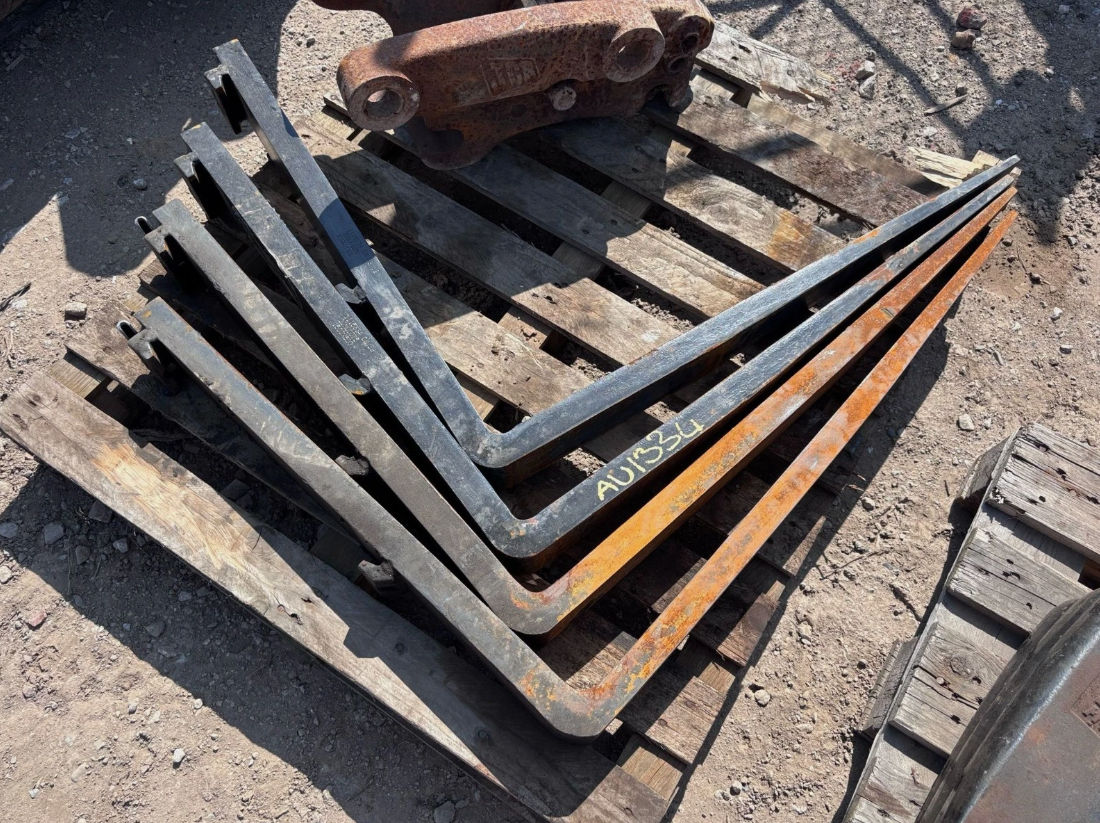 3 FOOT LONG PALLET FORKS / TYNES