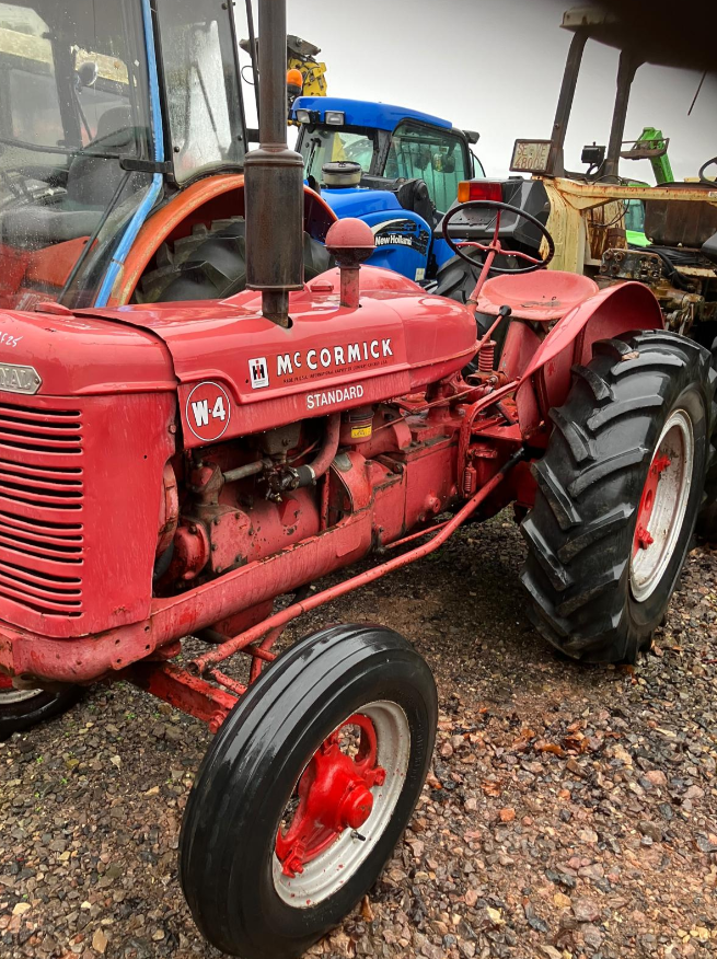 INTERNATIONAL W4 TRACTOR