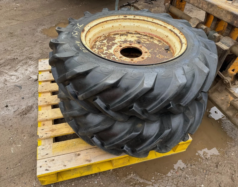 PAIR OF DAVID BROWN TRACTOR REAR WHEELS & TYRES – 8-STUD VINTAGE FARM