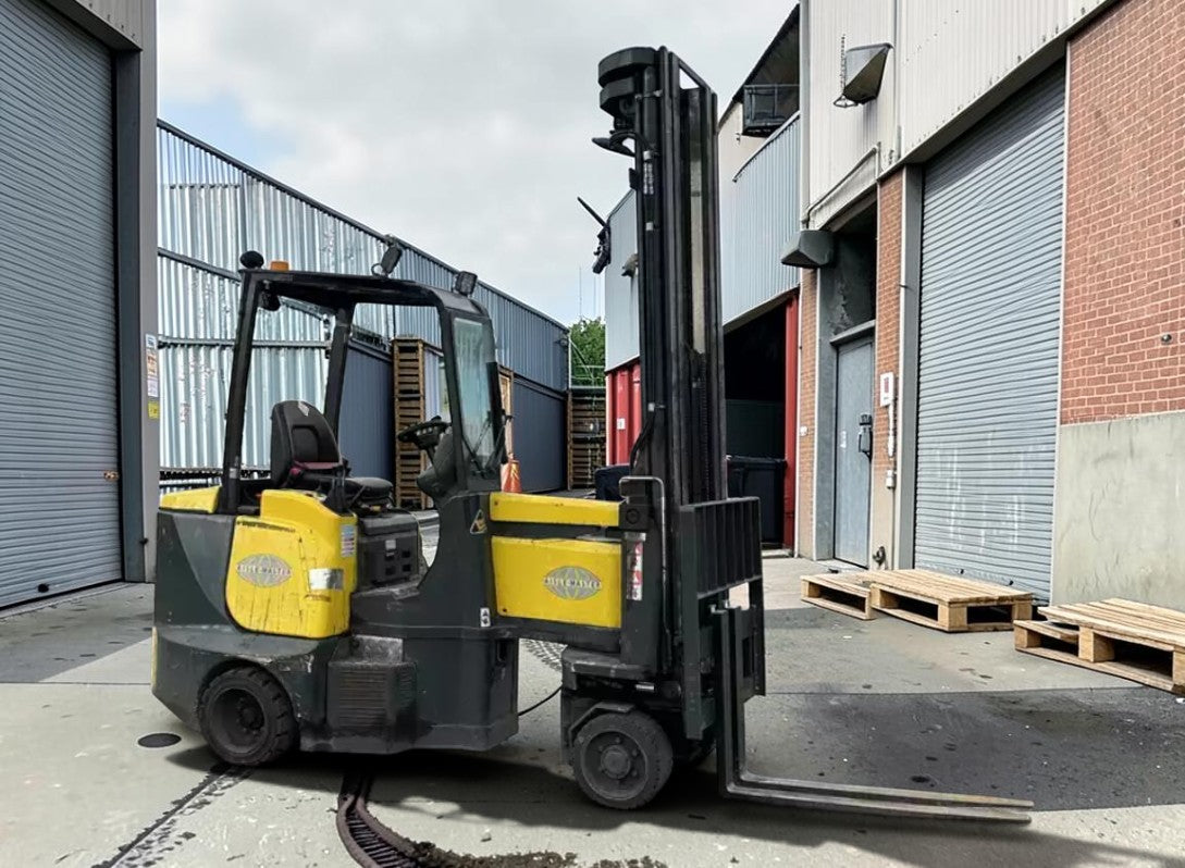 **(INCLUDES CHARGER)** 2015 AISLE MASTER 25WE