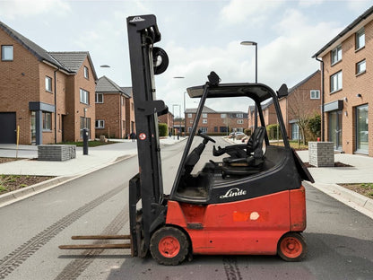 **(INCLUDES CHARGER)** 2006 LINDE E20-02-000 ELECTRIC 4-WHEEL FORKLIFT