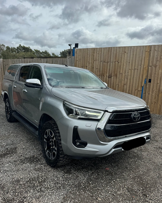 **(ONLY 36K MILEAGE)** 2021 TOYOTA HILUX INVINCIBLE D-4D 4WDDCB A 2.4 DIESEL AUTOMATIC PICK UP
