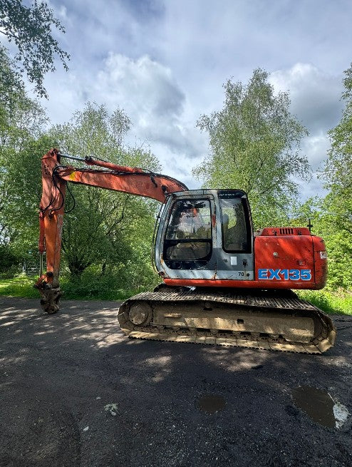 HITACHI EX135 EXCAVATOR - OPERATING HOURS: 8,900 HOURS