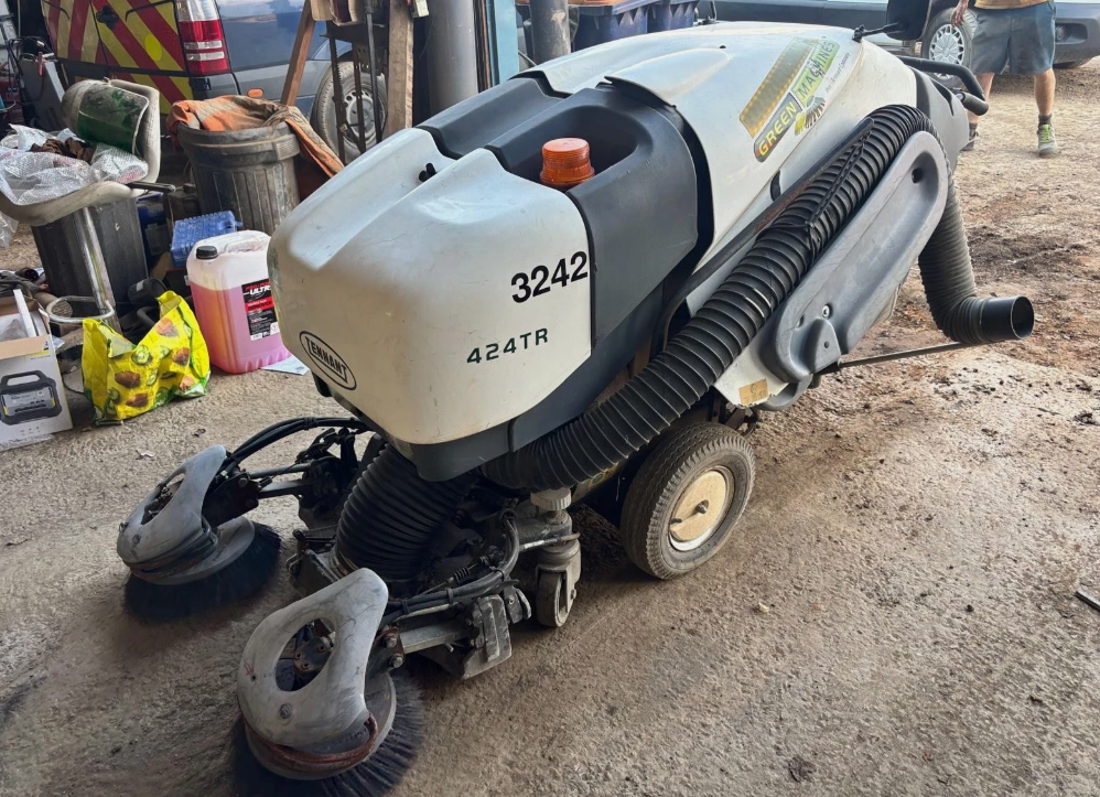 TENNANT GREEN MACHINE DIESEL ROAD SWEEPER