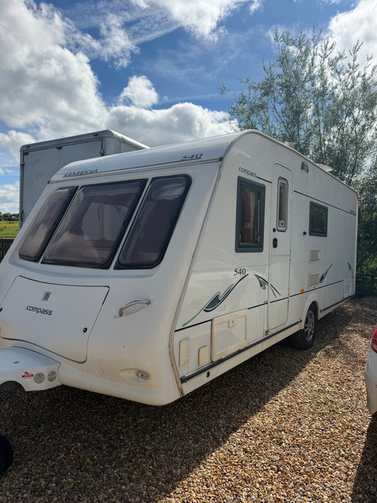 COMPASS OMEGA 540 4 BERTH TOURING CARAVAN – FIXED BED – END WASHROOM – FULL ACCESSORIES *NO VAT*