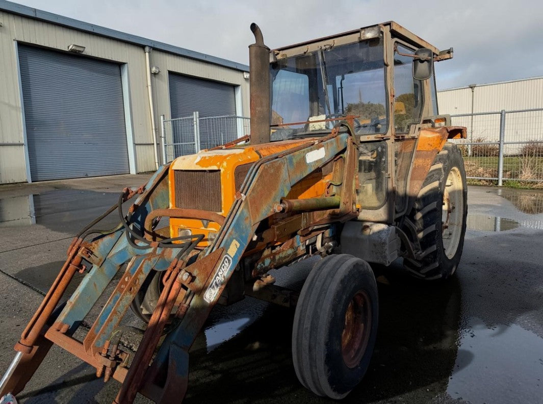 RENAULT 70-32 2WD TRACTOR WITH TANCO POWER LOADER – K REGISTRATION