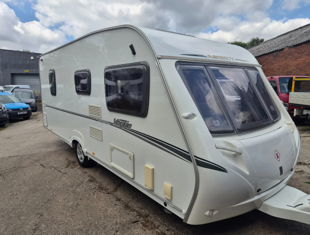 2009 ABBEY VOGUE SE 4 BERTH FIXED BED TOURING CARAVAN >>--NO VAT ON HAMMER--<<