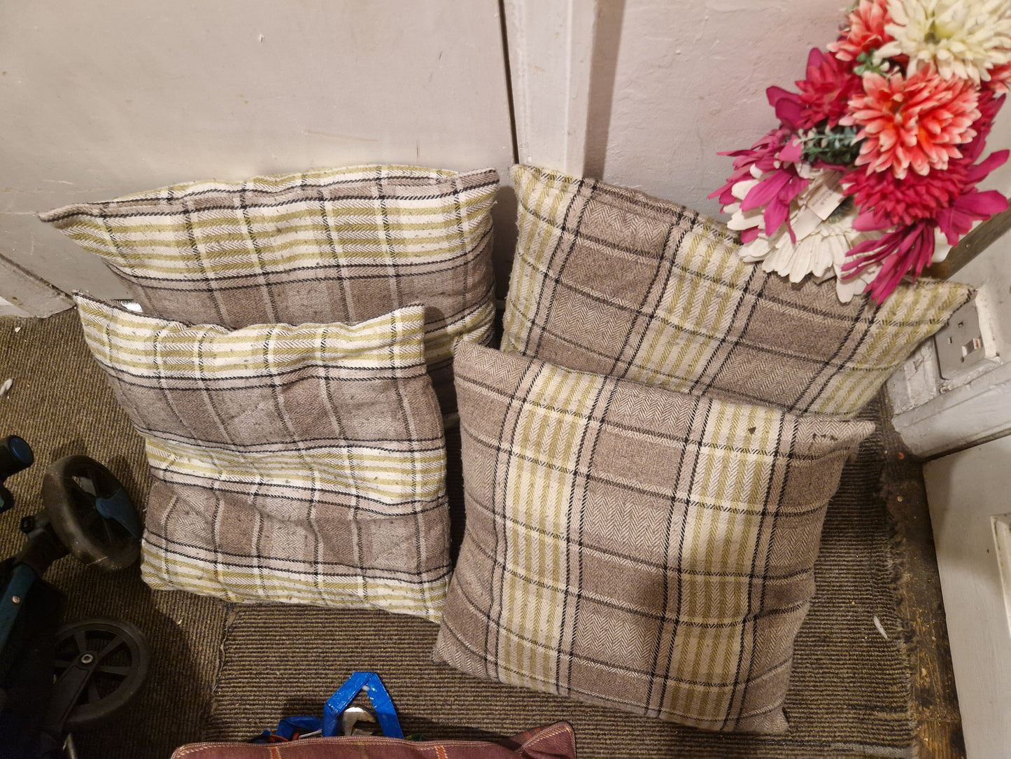 PALLET OF SOFT FURNISHINGS AND LIGHTING
