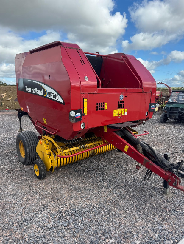 NEW HOLLAND BR740 VARIABLE CHAMBER ROUND BALER 2003