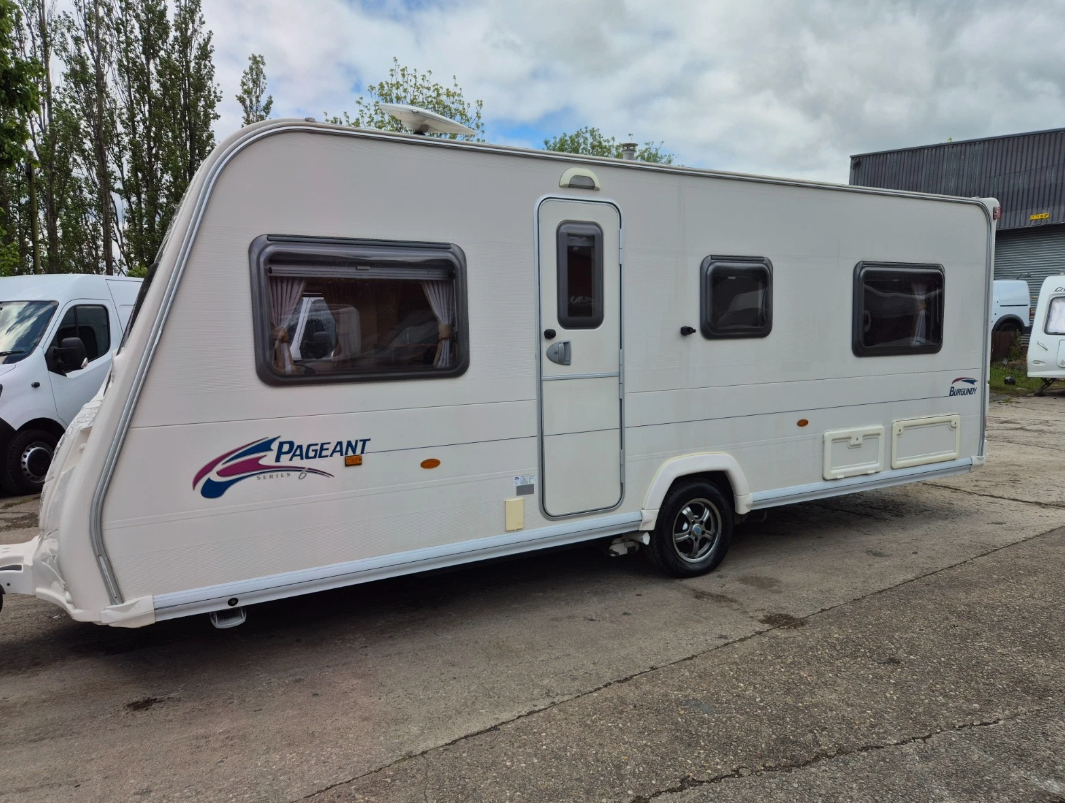 2009 BAILEY PAGEANT SERIES 6 BURGUNDY 4 BERTH TOURING CARAVAN >>--NO VAT ON HAMMER--<<