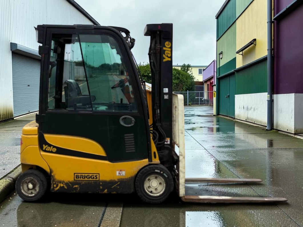 **(INCLUDES CHARGER)** 2019 YALE ERP20VF ELECTRIC FORKLIFT