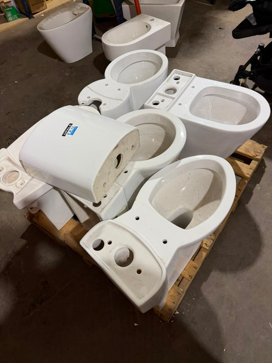 BULK PALLET JOB LOT OF CERAMIC TOILETS, BIDETS, AND SANITARYWARE - MIXED TRADE STOCK
