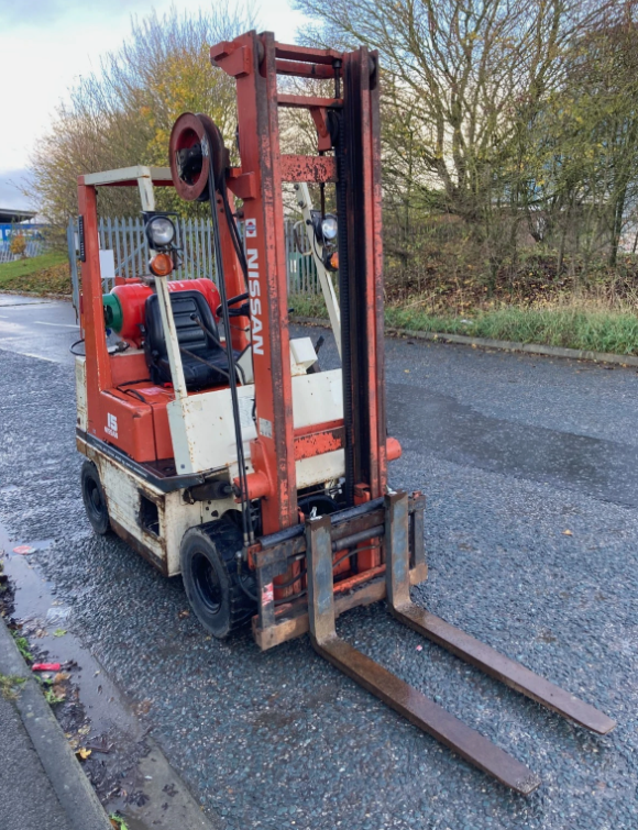 NISSAN 15 FORKLIFT TRUCK / STACKER