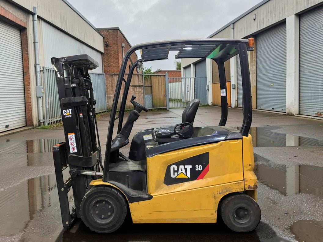 **(INCLUDES CHARGER)** 2016 CAT EP30CN 3,000KG ELECTRIC FORKLIFT
