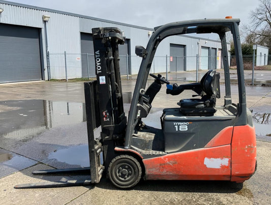 **(INCLUDES CHARGER)** 2011 TOYOTA 8FBET18 FORKLIFT