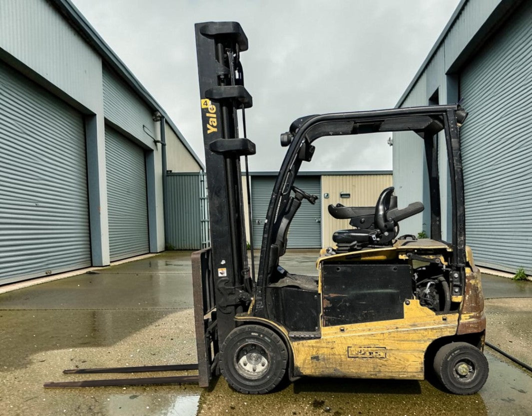 **(INCLUDES CHARGER)** 2016 YALE ERP25VLE3145 ELECTRIC FORKLIFT 2.5T