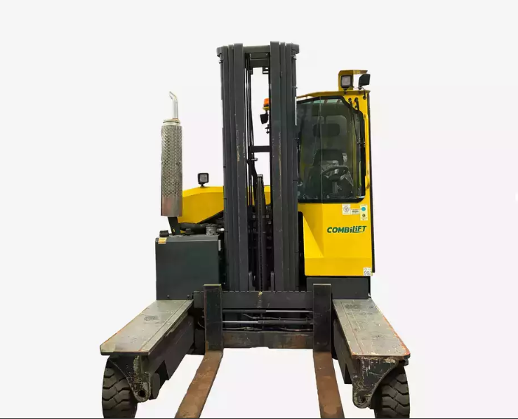 **(INCLUDES CHARGER)** COMBILIFT C3000 – 2020