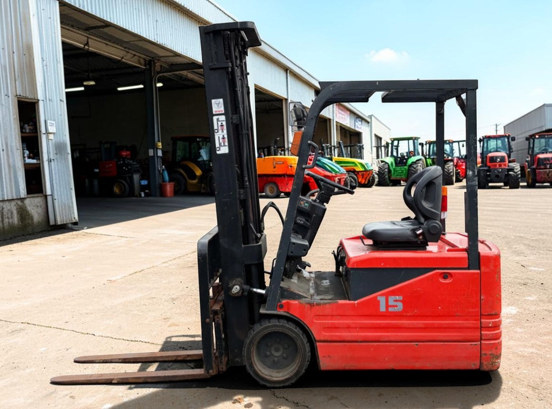 **(INCLUDES CHARGER)** 1999 TOYOTA 5FBE15 ELECTRIC FORKLIFT TRUCK