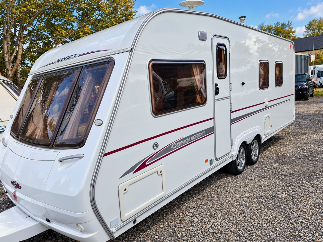 2007 SWIFT CONQUEROR 645 SAL TWIN-AXLE TOURING CARAVAN >>--NO VAT ON HAMMER--<<