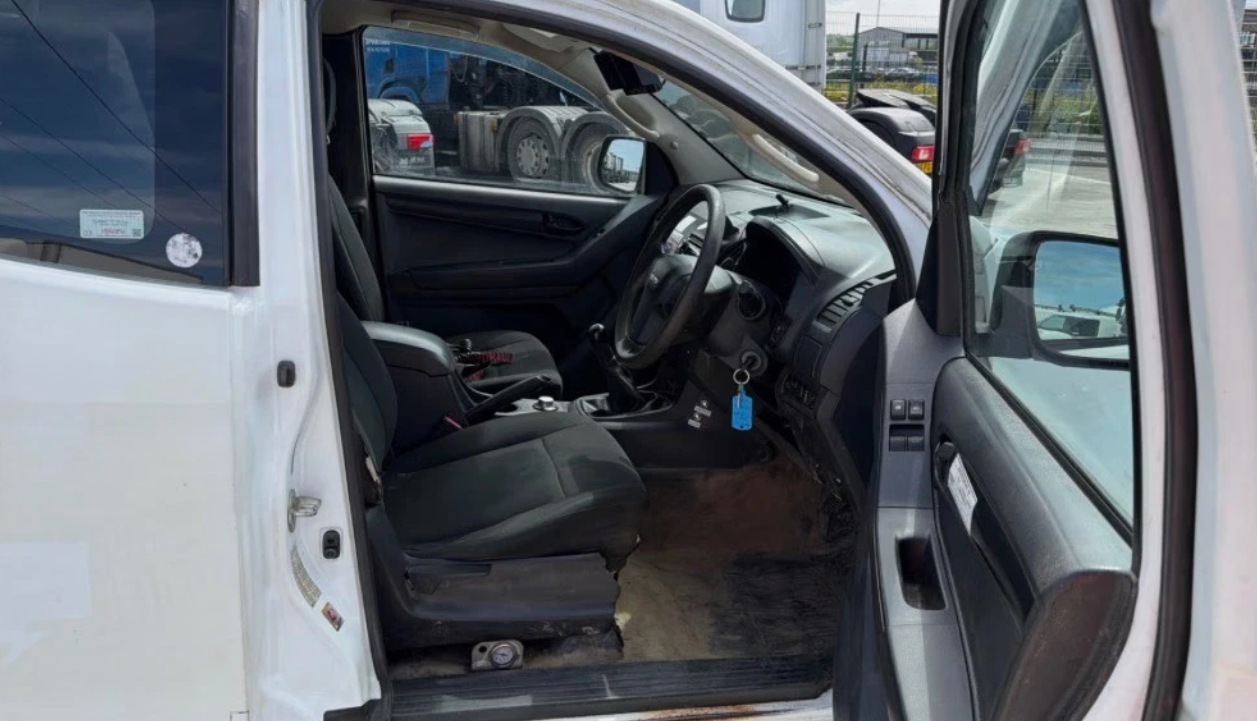 **(ONLY 116K MILEAGE)** 2017 ISUZU D-MAX 1.9 DIESEL MANUAL PICK UP, WHITE