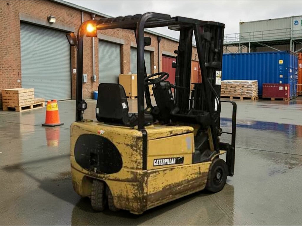 **(INCLUDES CHARGER)** 2003 CAT LIFT TRUCKS EP16KT CAPACITY: 1,600 KG