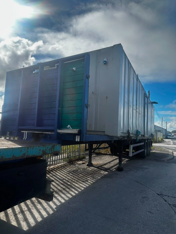 2004 DENNISON 13.6M TRI-AXLE FLAT TRAILER – TWIST LOCKS & POST SOCKETS