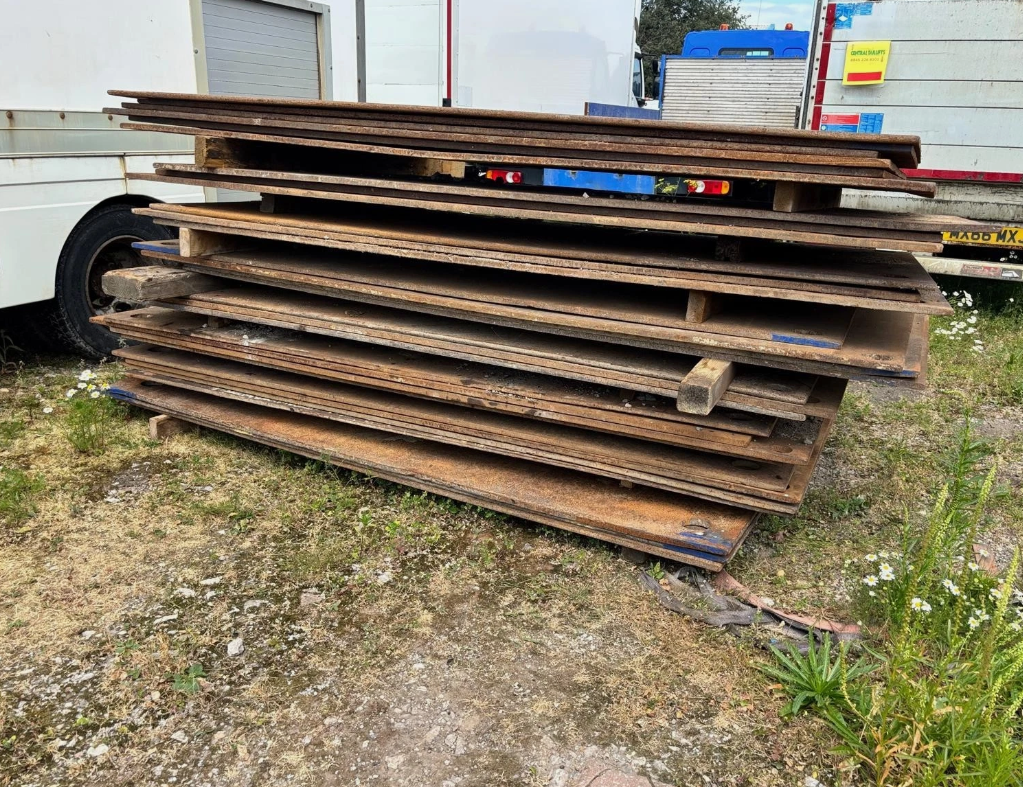 30 × STEEL ROAD PLATES – 8FT × 4FT