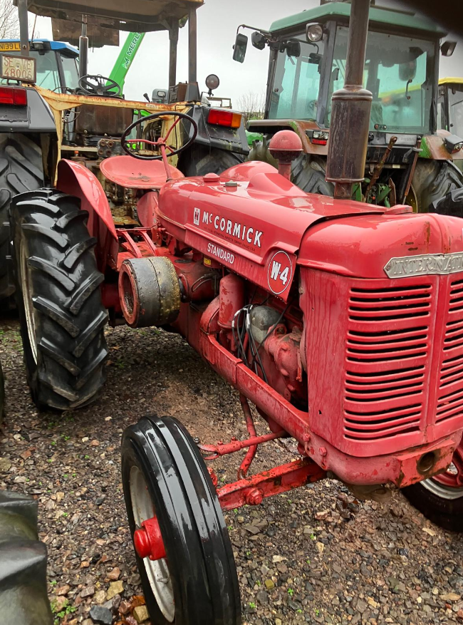 INTERNATIONAL W4 TRACTOR