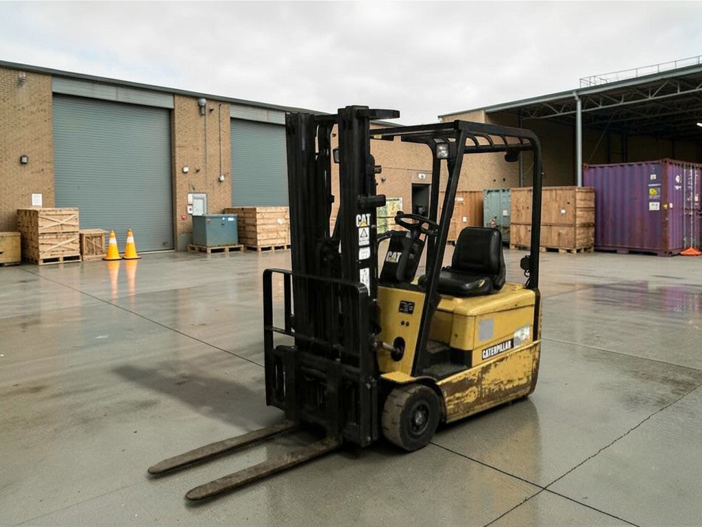 **(INCLUDES CHARGER)** 2003 CAT LIFT TRUCKS EP16KT CAPACITY: 1,600 KG