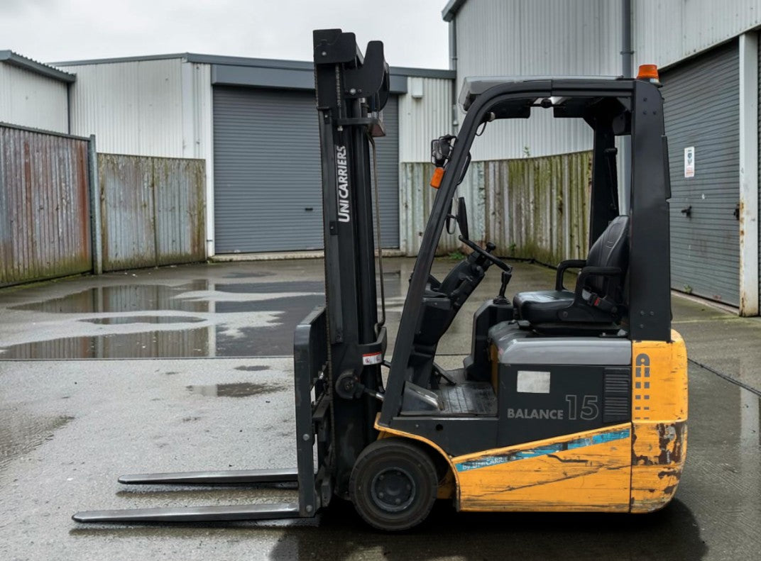 **(INCLUDES CHARGER)** 2014 UNICARRIERS AS1N1L15T ELECTRIC FORKLIFT
